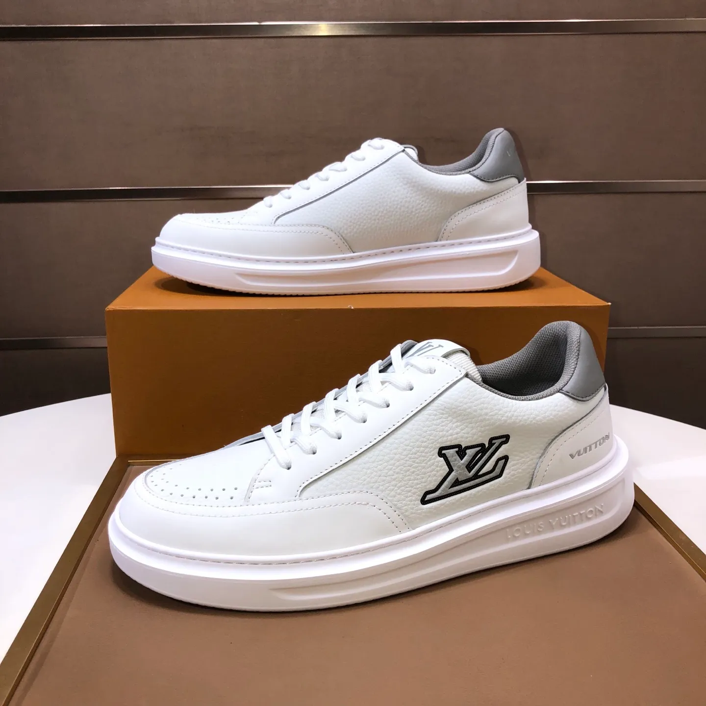 Factory batch 640💰original development, quality shipment, welcome to compare - LV sneaker series sports shoes introduce the loose silhouette of the ready-to-wear series into the spring and summer men's wear shows and make an eye-catching appearance. The cow leather upper is combined with rough fabric laces, and colorful beading highlights the brand's classic elements. LV letters mark the tongue and Monogram floral outsole. Mixed materials Made of top-grain cowhide, thick shoelace design, large Monogram print on the side, mesh lining and cotton feet, the comfort is as extreme as ever, premium heritage, quality first, worth owning! Size: Men’s 38-45 (45 is custom-made and cannot be returned or exchanged)